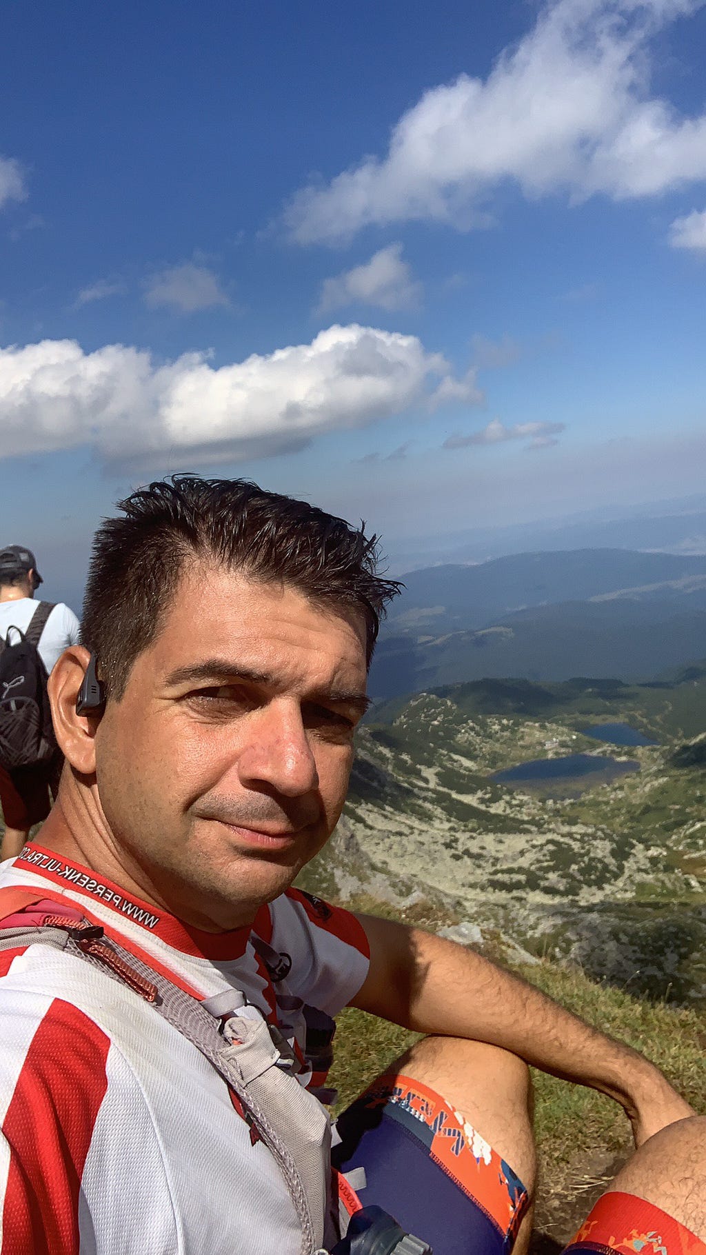 Бегач с раница на почивка в планината